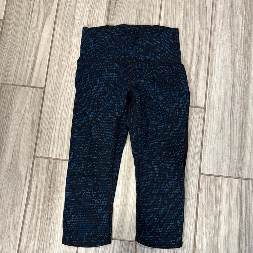 Lululemon 3/4 leggings size 2 BUT size tag was cut out 🤭